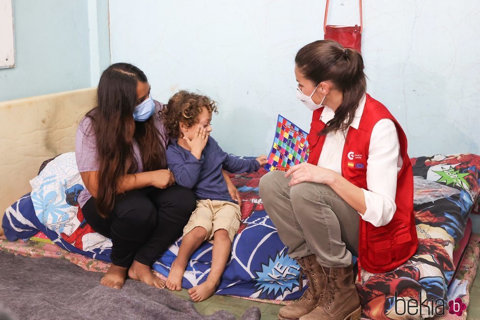 La Reina Letizia con una madre y su hijo refugiados en un albergue en su viaje humanitario a Honduras