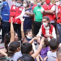 La Reina Letizia con unos niños durante su viaje humanitario a Honduras