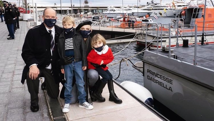 Alberto y Charlene de Mónaco con sus hijos Jacques y Gabriella de Mónaco en el bautismo de un barco de la policía marítima con el nombre Princesse Gabriell