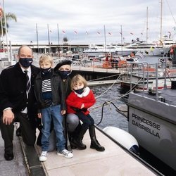 Alberto y Charlene de Mónaco con sus hijos Jacques y Gabriella de Mónaco en el bautismo de un barco de la policía marítima con el nombre Princesse Gabriell