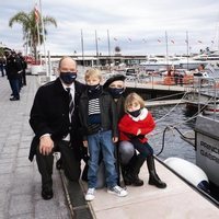 Alberto y Charlene de Mónaco con sus hijos Jacques y Gabriella de Mónaco en el bautismo de un barco de la policía marítima con el nombre Princesse Gabriell