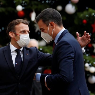 Emmanuel Macron saludando a Pedro Sánchez