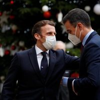 Emmanuel Macron saludando a Pedro Sánchez