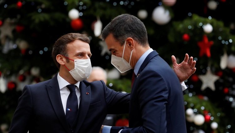 Emmanuel Macron saludando a Pedro Sánchez