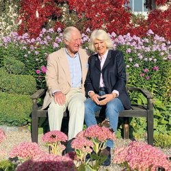 El Príncipe Carlos y Camilla Parker en los jardines de Birkhall