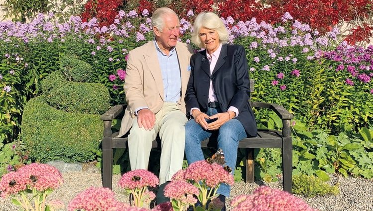 El Príncipe Carlos y Camilla Parker en los jardines de Birkhall