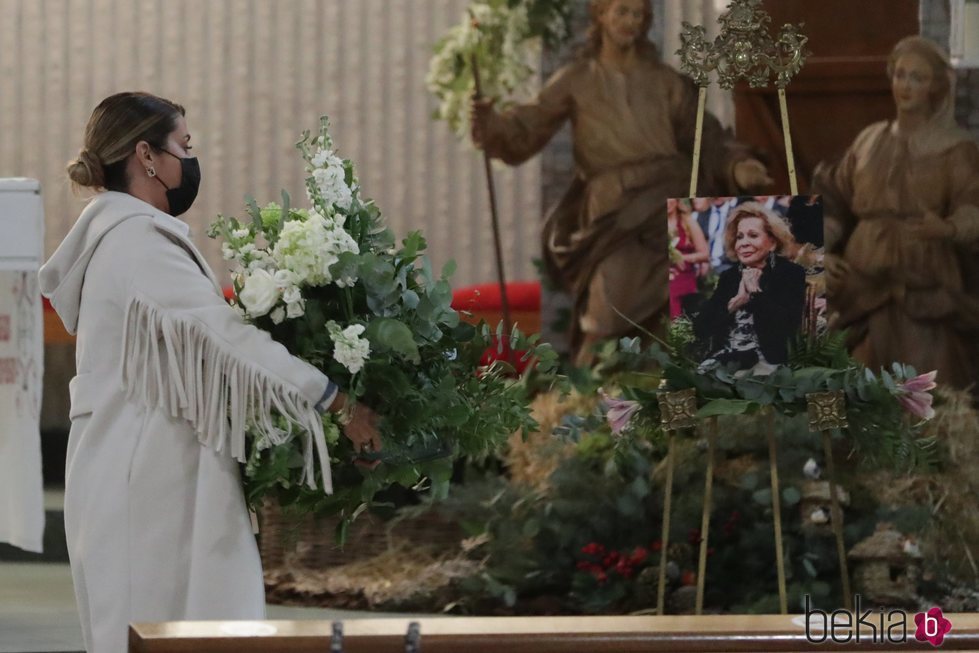 Elena Tablada, dando el último adiós a su abuela Elena en su misa funerla