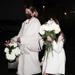 Elena Tablada acude a la misa funeral de su abuela con su hija Ella