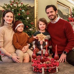 Carlos Felipe y Sofia de Suecia con sus hijos Alejandro y Gabriel en la celebración de Santa Lucía 2020
