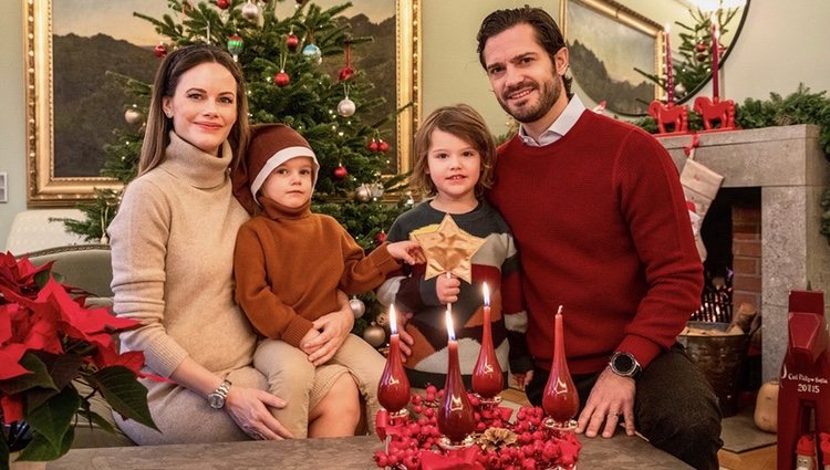 Carlos Felipe y Sofia de Suecia con sus hijos Alejandro y Gabriel en la celebración de Santa Lucía 2020