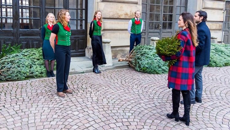 Carlos Felipe y Sofia de Suecia en la recogida de árboles de Navidad en el Palacio Real de Estocolmo