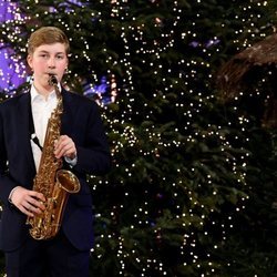 Emmanuel de Bélgica tocando el saxofón en el concierto de Navidad 2020