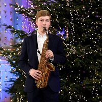 Emmanuel de Bélgica tocando el saxofón en el concierto de Navidad 2020