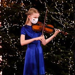 Leonor de Bélgica tocando el violín con mascarilla en el concierto de Navidad 2020