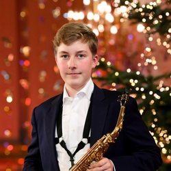 Emmanuel de Bélgica con su saxofón en el concierto de Navidad 2020