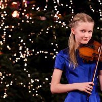 Leonor de Bélgica tocando el violín en el concierto de Navidad 2020