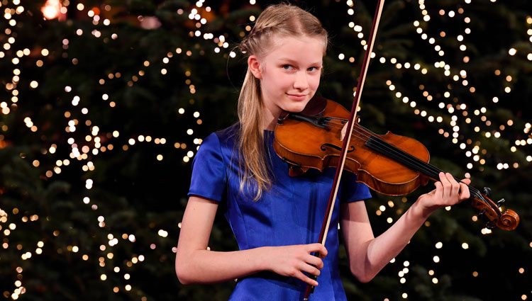 Leonor de Bélgica tocando el violín en el concierto de Navidad 2020