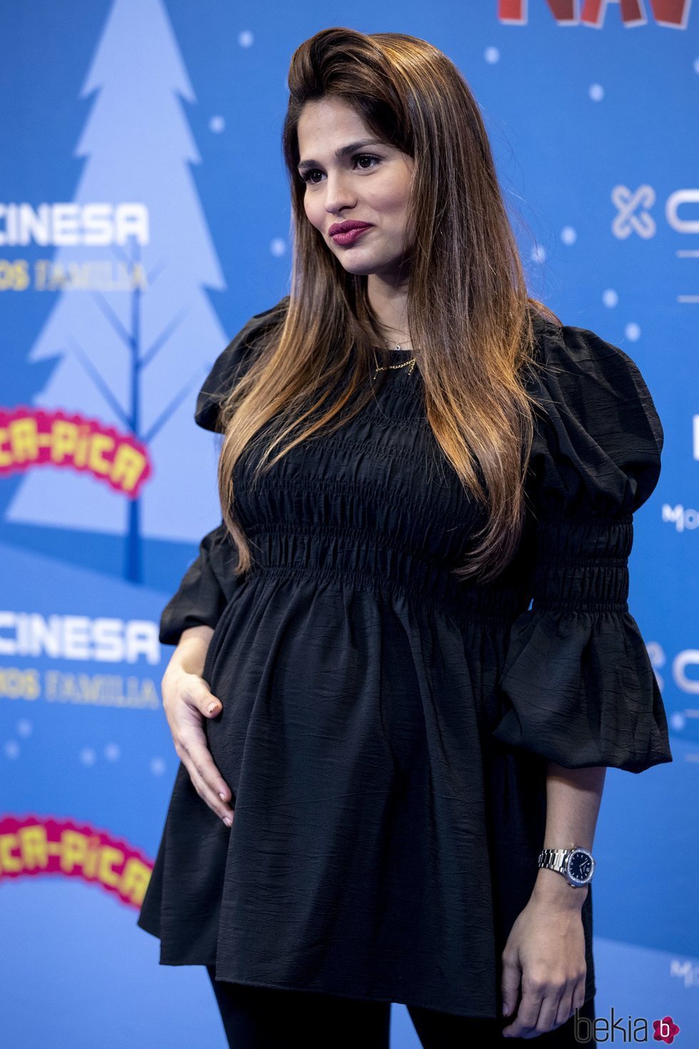 Sara Sálamo presume de su segundo embarazo en el estreno de una obra teatral