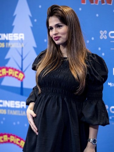 Sara Sálamo presume de su segundo embarazo en el estreno de una obra teatral