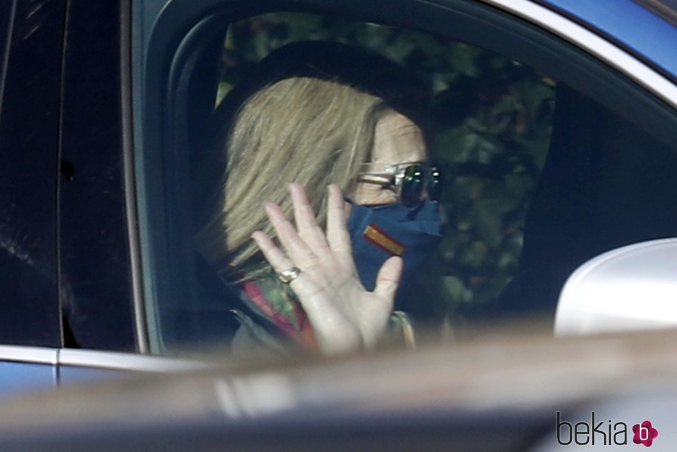 La Infanta Elena saludando desde su coche el día de su 57 cumpleaños