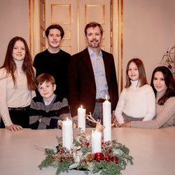 Federico y Mary de Dinamarca con sus hijos Christian, Isabel, Vicente y Josefina celebrando el cuarto domingo de Adviento 2020