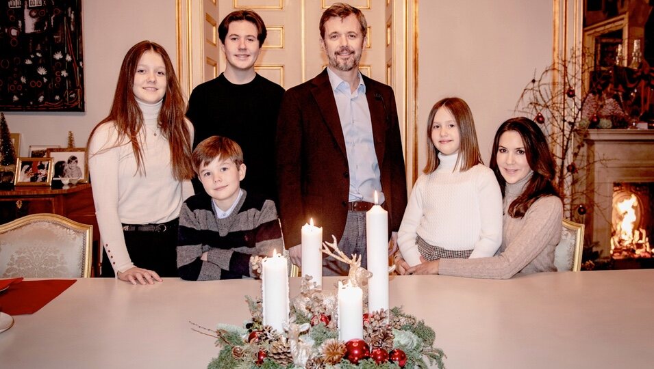 Federico y Mary de Dinamarca con sus hijos Christian, Isabel, Vicente y Josefina celebrando el cuarto domingo de Adviento 2020