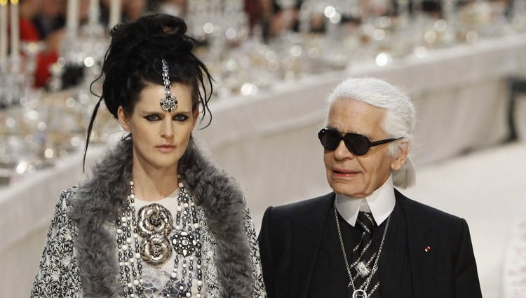 Stella Tennant cerrando un desfile de Chanel junto a Karl Lagerfeld
