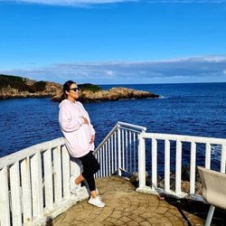 Paula Echevarría presumiendo de embarazo frente al mar