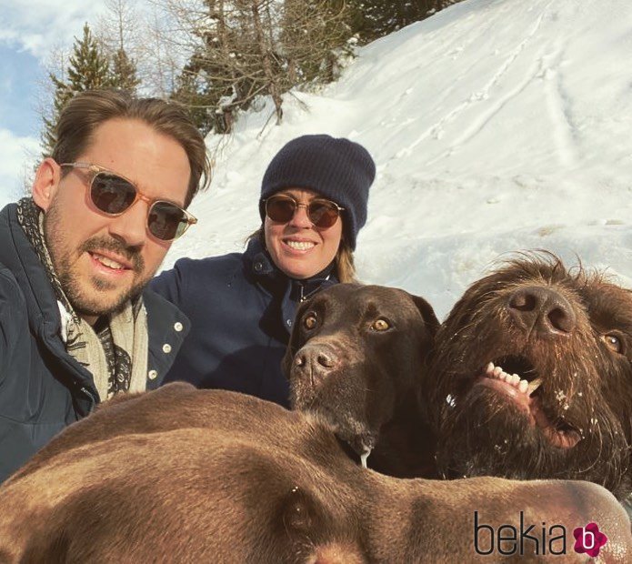 Felipe de Grecia y Nina Flohr con sus perros en su primera Navidad tras su boda