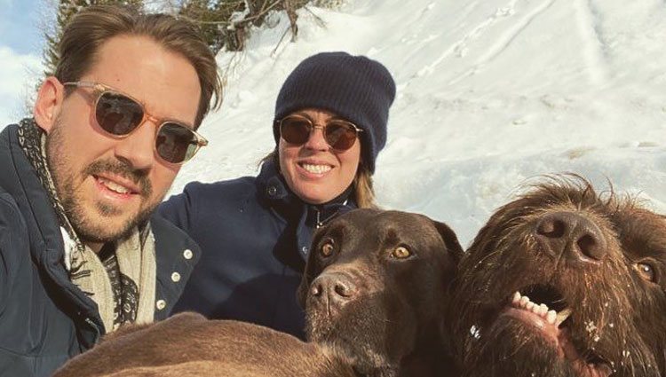 Felipe de Grecia y Nina Flohr con sus perros en su primera Navidad tras su boda