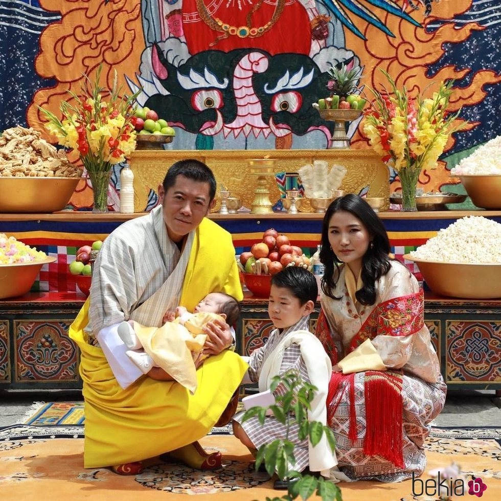 Los Reyes de Bhutan con su hijos Jigme Namgyel Wangchuck y Jigme Ugyen Wangchuck