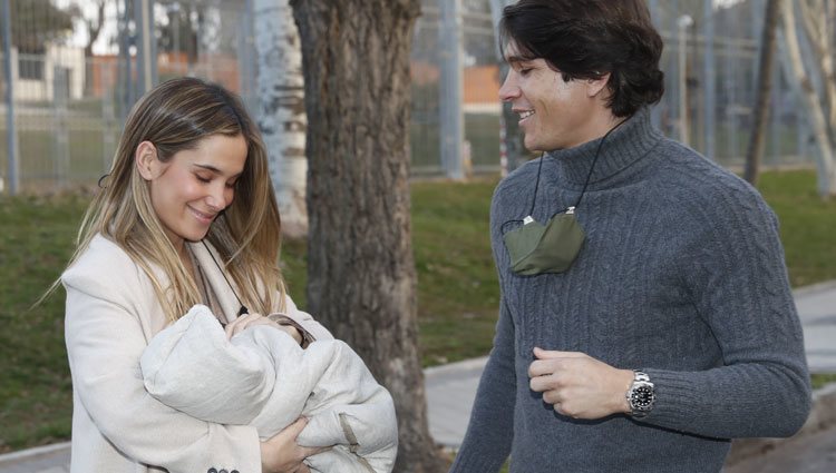 María Pombo y Pablo Castellano llegan a casa con su hijo Martín tras su nacimiento
