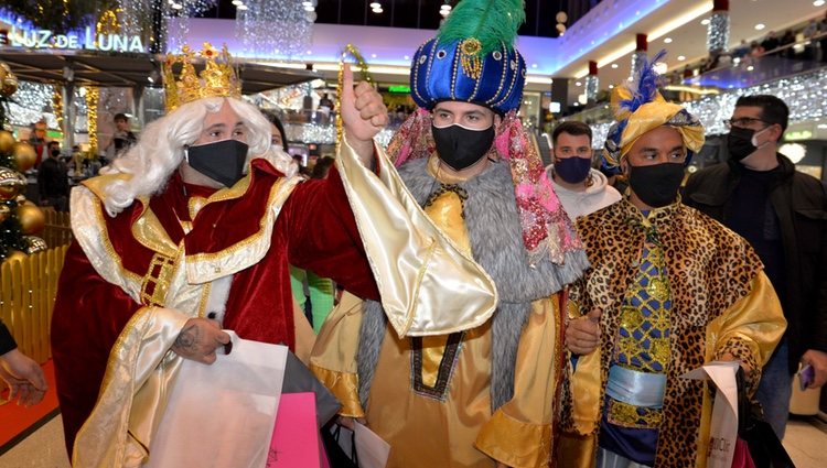 Kiko Rivera, Omar Montes y Luis Rollán disfrazados de Reyes Magos