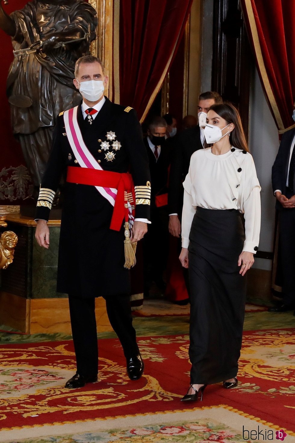Los Reyes Felipe y Letizia llegando al Palacio Real en la Pascua Militar 2021