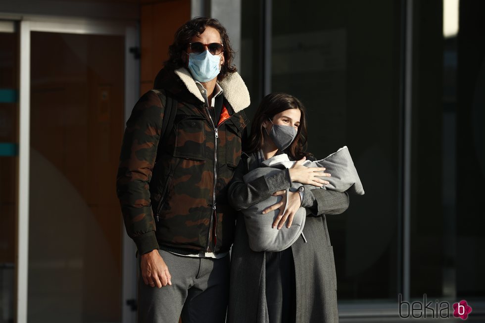 Sandra Gago sale del hospital con su hijo acompañada de Feliciano López