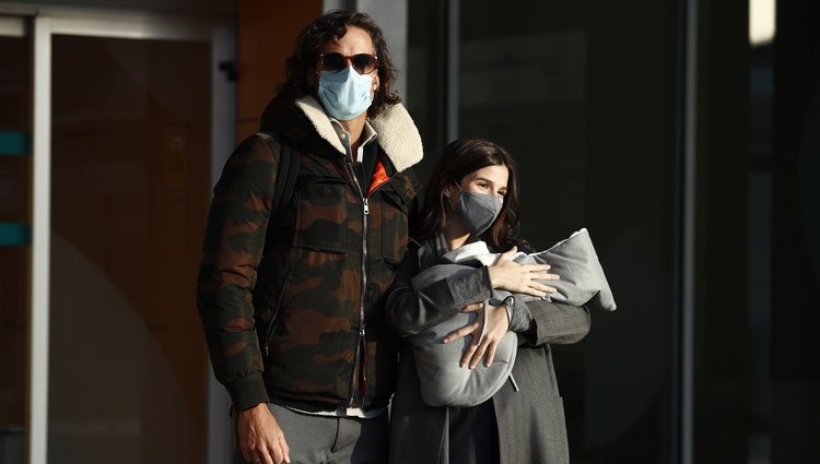 Sandra Gago sale del hospital con su hijo acompañada de Feliciano López