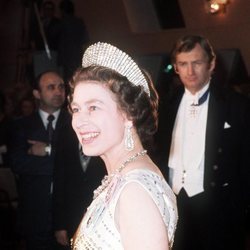 La Reina Isabel luce la Tiara Kokoshnik durante un viaje oficial