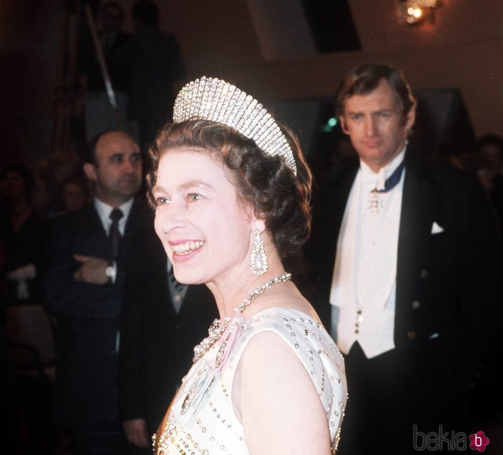 La Reina Isabel luce la Tiara Kokoshnik durante un viaje oficial