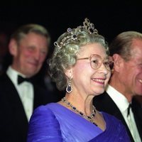 La Reina Isabel luciendo sus zafiros junto al Duque de Edimburgo en un acto público