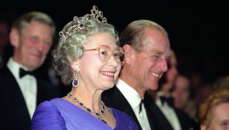 La Reina Isabel luciendo sus zafiros junto al Duque de Edimburgo en un acto público