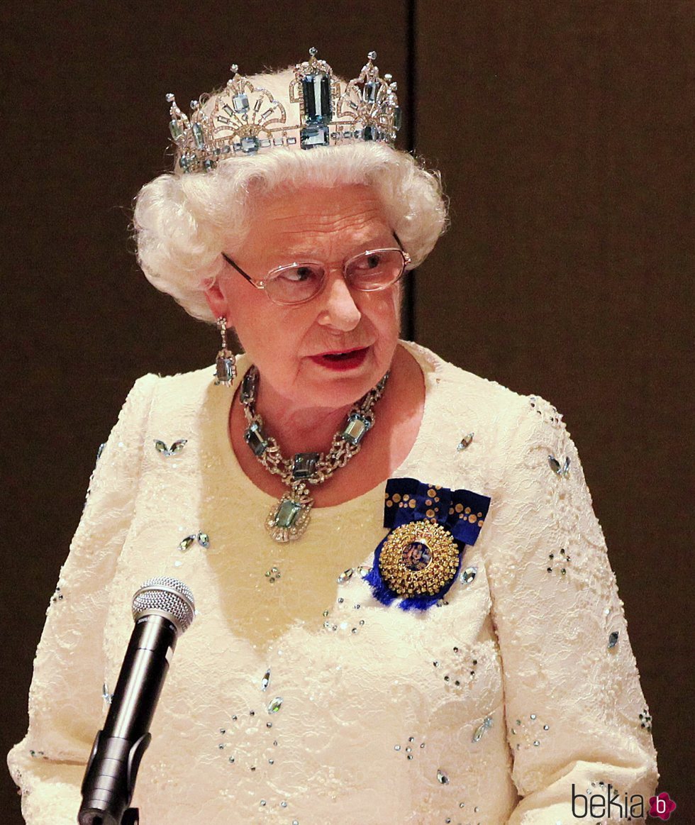 La Reina Isabel preside un acto de la Commonwealth con su aderezo de aguamarinas