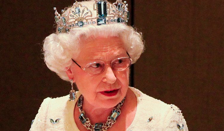 La Reina Isabel preside un acto de la Commonwealth con su aderezo de aguamarinas