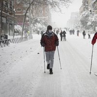 Ciudadanos esquiando por la calle tras la gran nevada de Madrid de 2021 provocada por Filomena