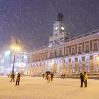 La Puerta del Sol cubierta de nieve tras la gran nevada de Madrid de 2021 provocada por Filomena