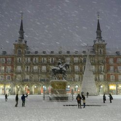 La Plaza Mayor cubierta de nieve tras la gran nevada de Madrid de 2021 provocada por Filomena