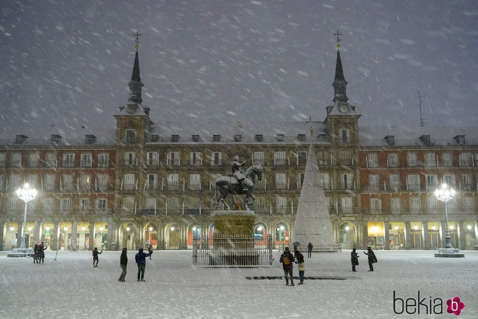 La Plaza Mayor cubierta de nieve tras la gran nevada de Madrid de 2021 provocada por Filomena