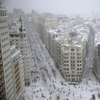 La Plaza de España y la Gran Vía cubiertas de nieve tras la gran nevada de Madrid de 2021 provocada por Filomena