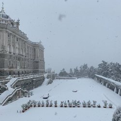 El Palacio Real cubierto de nieve tras la gran nevada de Madrid de 2021 provocada por Filomena