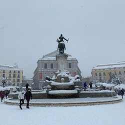 La Plaza de Oriente y el Teatro Real cubiertos de nieve tras la gran nevada de Madrid de 2021 provocada por Filomena