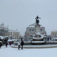 La Plaza de Oriente y el Teatro Real cubiertos de nieve tras la gran nevada de Madrid de 2021 provocada por Filomena